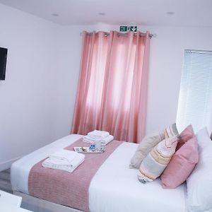 Harrow Luxury Flat With Free Parking. Lägenhet London Room photo