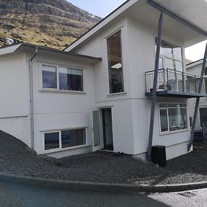 Amazing Sea And Mountain View Lägenhet Klaksvík Exterior photo