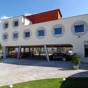 Penzion Royal Hotell Trenčín Exterior photo