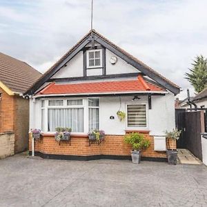 Large Bungalow To Sleep Up To 8 Villa Slough Exterior photo