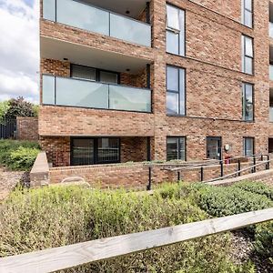 Stylish & Comfortable Top-Floor Flat In Harrow Lägenhet London Exterior photo