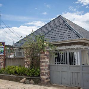 Karibuguesthouse Fort Portal Exterior photo