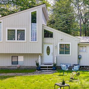 Stylish Tobyhanna Home With Fire Pit And Lake Access! Exterior photo