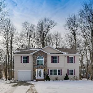 Family-Friendly Tobyhanna Home With Community Pool Exterior photo