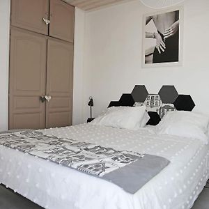 Chambre Triple Sdb Privee Cuisine, Salon Et Coin Repas Partage Hotell Ferques Exterior photo