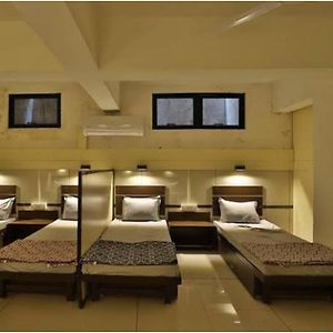 Night-Halt-Dormitory Hotell Ahmedabad Exterior photo