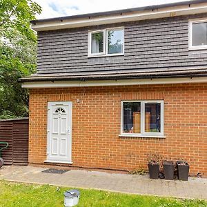 Beautiful Flat In Morden Near Wimbledon Lägenhet Exterior photo