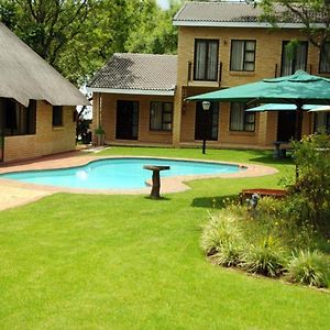 Hoyohoyo Chartwell Lodge Johannesburg Exterior photo