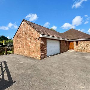 Meadow View Villa Ubley Exterior photo