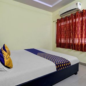 Spot On Unik Residency Hotell Amalāpuram Exterior photo