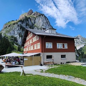 Berggasthaus Holzegg Hotell Alpthal Exterior photo