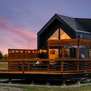 Modern Tiny Cabin, With Hot Tub In Choteau Mt Lägenhet Exterior photo