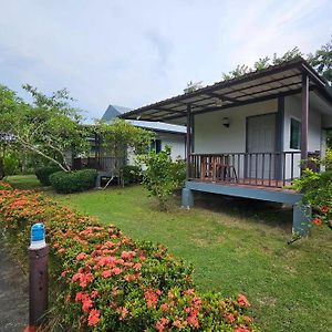 Ruentonnum Amphawa Hotell Exterior photo