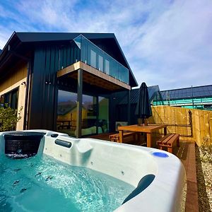 Mountain View Escape With Hot Tub Lägenhet Frankton Exterior photo