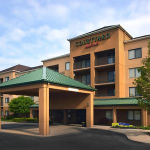 Courtyard Cleveland Airport South Hotell Middleburg Heights Exterior photo