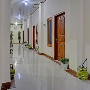 Oyo 92007 Mutiara Serayu Syariah Hotell Madiun Exterior photo