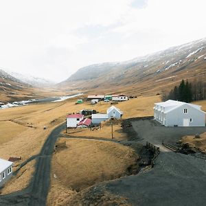 Wilderness Center / Obyggthasetur Islands Hotell Exterior photo