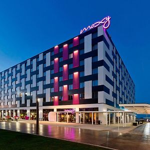 Moxy Vienna Airport Hotell Schwechat Exterior photo