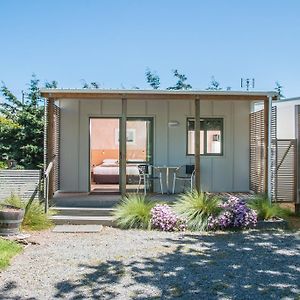 Martinborough Top 10 Holiday Park Hotell Exterior photo