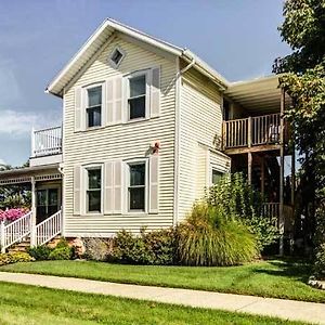 Captain'S Cottage Suites Grand Haven Exterior photo