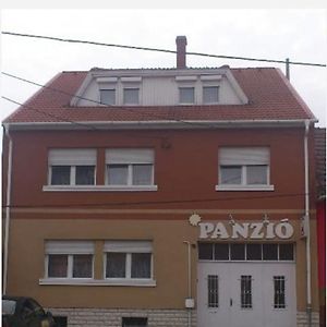Napsugar Panzio Hotell Vác Exterior photo