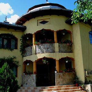 Pensiunea Cassandra Hotell Târgu Neamț Exterior photo