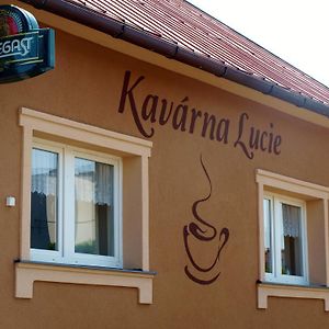 Kavarna Lucie S Ubytovanim Hotell Horní Těrlicko Exterior photo