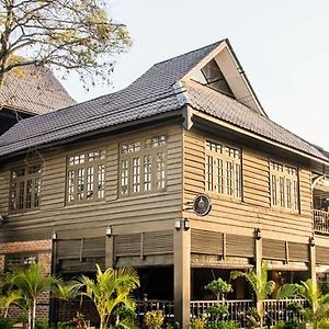 The Manor Hotel Nyaungshwe Exterior photo