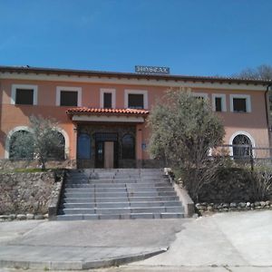 Hostal Miraflor De Las Cadenas Hotell Cuacos De Yuste Exterior photo