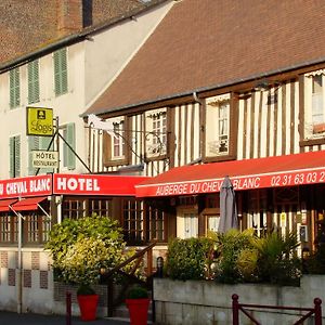 Auberge Du Cheval Blanc Hotell Crèvecoeur-en-Auge Exterior photo