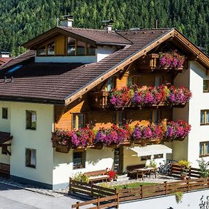 Pension Bergwelt Hotell Neustift im Stubaital Exterior photo