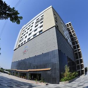 The Cambay Grand Hotell Ahmedabad Exterior photo