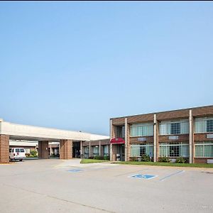 The Highlander Hotel Iowa City Exterior photo