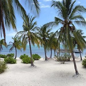 Sunset Cove Little Cayman Hotell Blossom Village Exterior photo