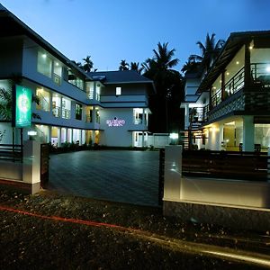 Clirind Resort Athirappilly Exterior photo