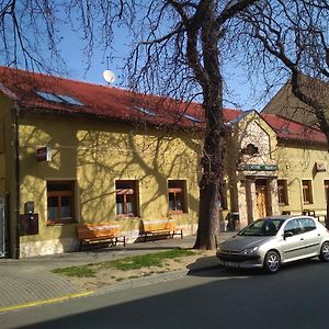 Penzion Pod Kastany Kvasice Hotell Exterior photo