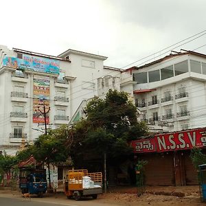 Venky Residency Hotell Kākināda Exterior photo