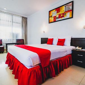 Reddoorz Plus Near Mall Ratu Indah 2 Hotell Makassar Exterior photo