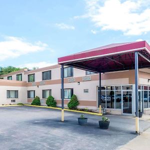 Super 8 By Wyndham Watertown/Cambridge/Boston Area Hotell Exterior photo