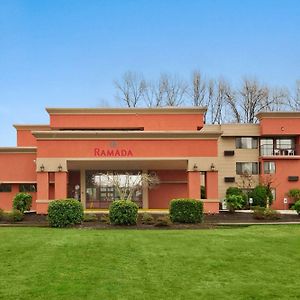 Ramada By Wyndham Tukwila Southcenter Hotell Exterior photo