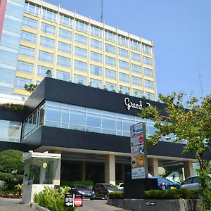Grand Zuri Cikarang Jababeka Hotell Exterior photo