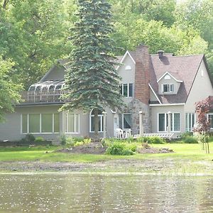 Aux Berges De L'Ile Garth Hotell Bois-des-Filion Exterior photo