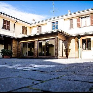 Manfredi Ristorante Con Alloggio Hotell Romentino Exterior photo