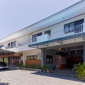 Reddoorz Near Sam Ratulangi Airport Manado Hotell Exterior photo