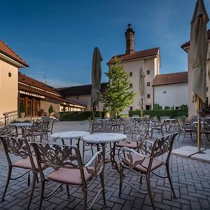 Chateau Krakovany Hotell Exterior photo