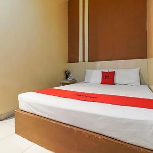 Reddoorz @ Jalan Hertasning Hotell Makassar Exterior photo