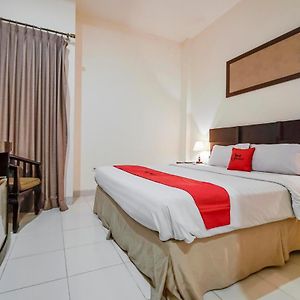 Reddoorz Plus @ Ap Pettarani 2 Hotell Makassar Exterior photo