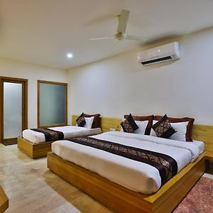 Oyo 28448 Tree Top Residency Hotell Bhuj Exterior photo