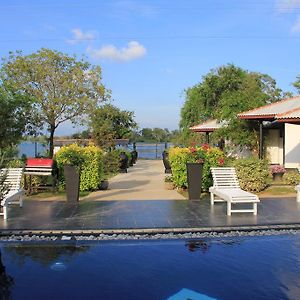 Flower Garden Lake Resort Tissamaharama Exterior photo