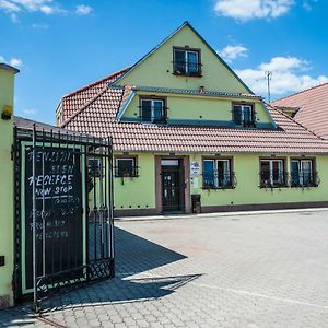 Penzion Eden Hotell Znojmo Exterior photo